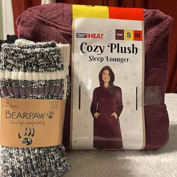 Woman’s plush sleep lounger and 4 pair of Bearpaw Boot socks Stay warm - Picture 1 of 9
